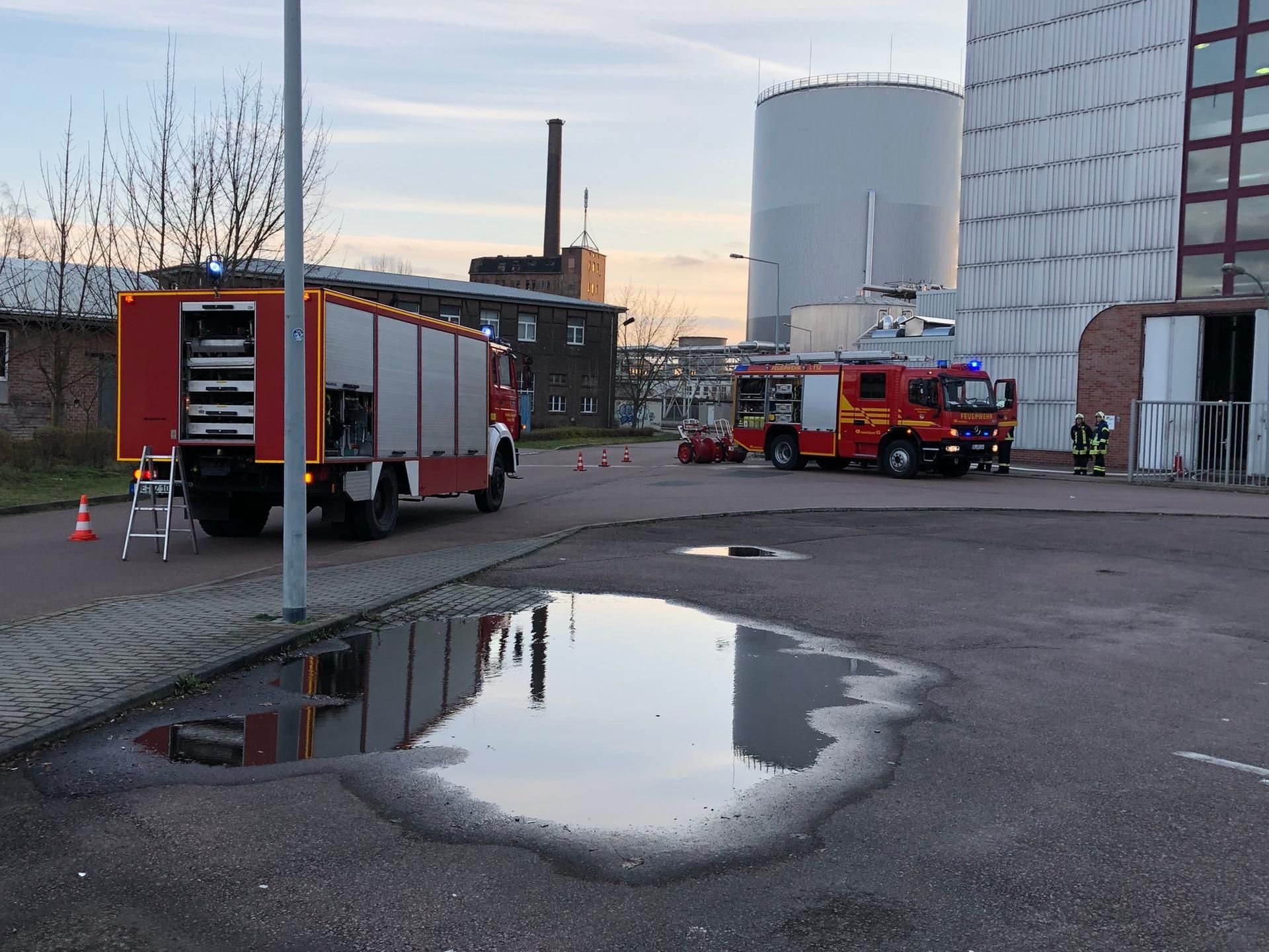 Die Feuerwehren sichern das Gelände um das Kraftwerk Dessau.
