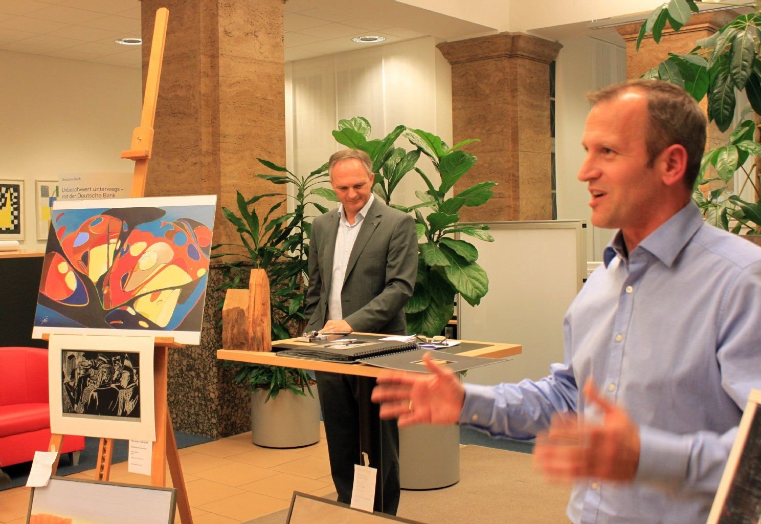 Wittenbergs langjähriger Stadtratsvorsitzender Thomas Popp als Auktionator und Sören Marx (rechts), Filial-Direktor der Deutschen Bank Wittenberg und Schatzmeister des Vereins "Katharina von Bora", versteigern Kunst.