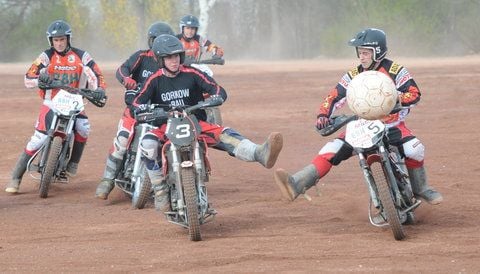 Der Hallenser Christoph Hellwig (rechts) rangelt mit Jarmens Robert Vegeler um das Leder. (FOTO: ANDREAS LÖFFLER)