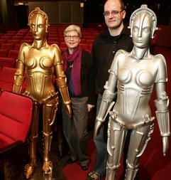 Strenco-Chef Volker Strauss und die Tochter des Bildhauers Walter Schulze-Mittendorff, Bertina, zeigen in einem Hamburger Kino die Nachbildungen des Maschinenmenschen Maria aus dem Film «Metropolis». (Foto: dpa)