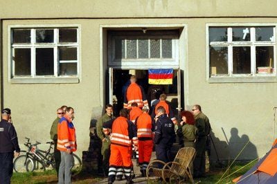 Die Polizei räumt am Dienstag das Schloss Krampfer, den Sitz des sogenannten Fürstentums Germania. Das leere Schlossgebäude in Plattenburg in der Prignitz soll versiegelt werden. (FOTO: DPA)