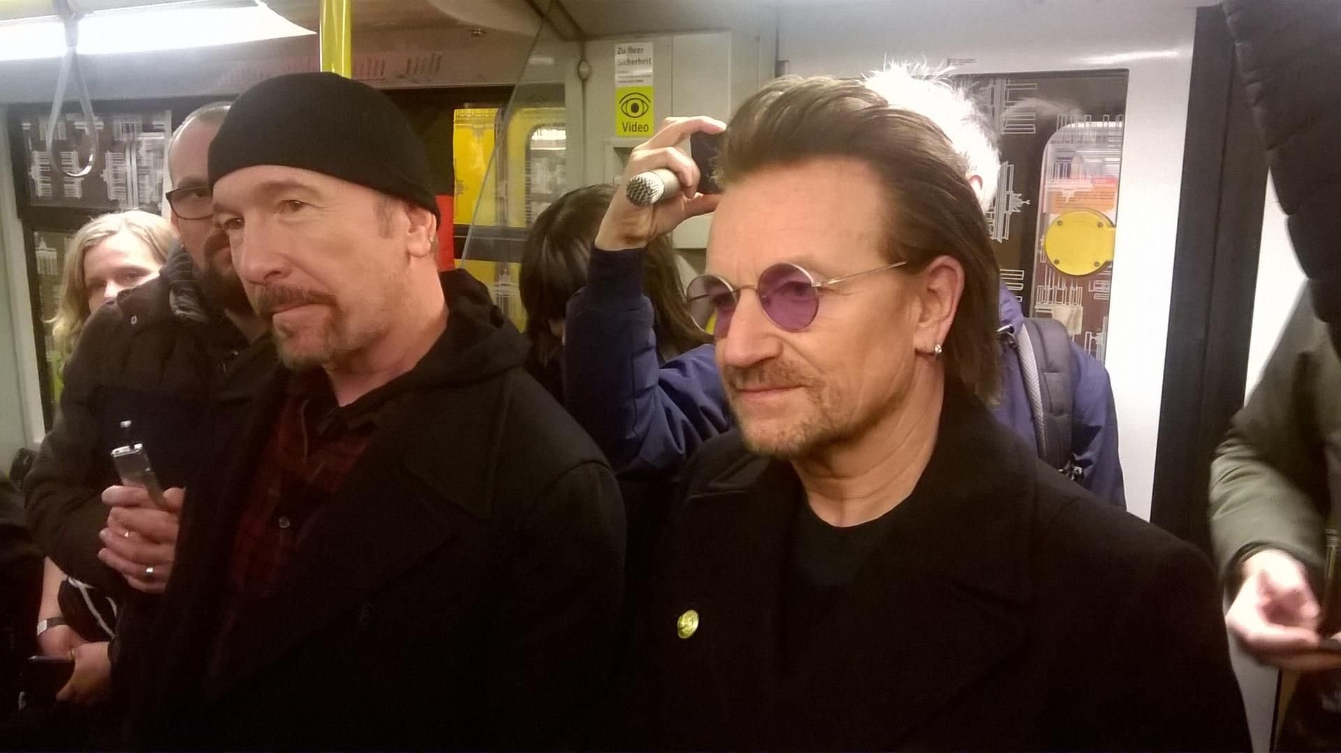 The Edge (links) und Bono der Band U2 in der Linie U2.