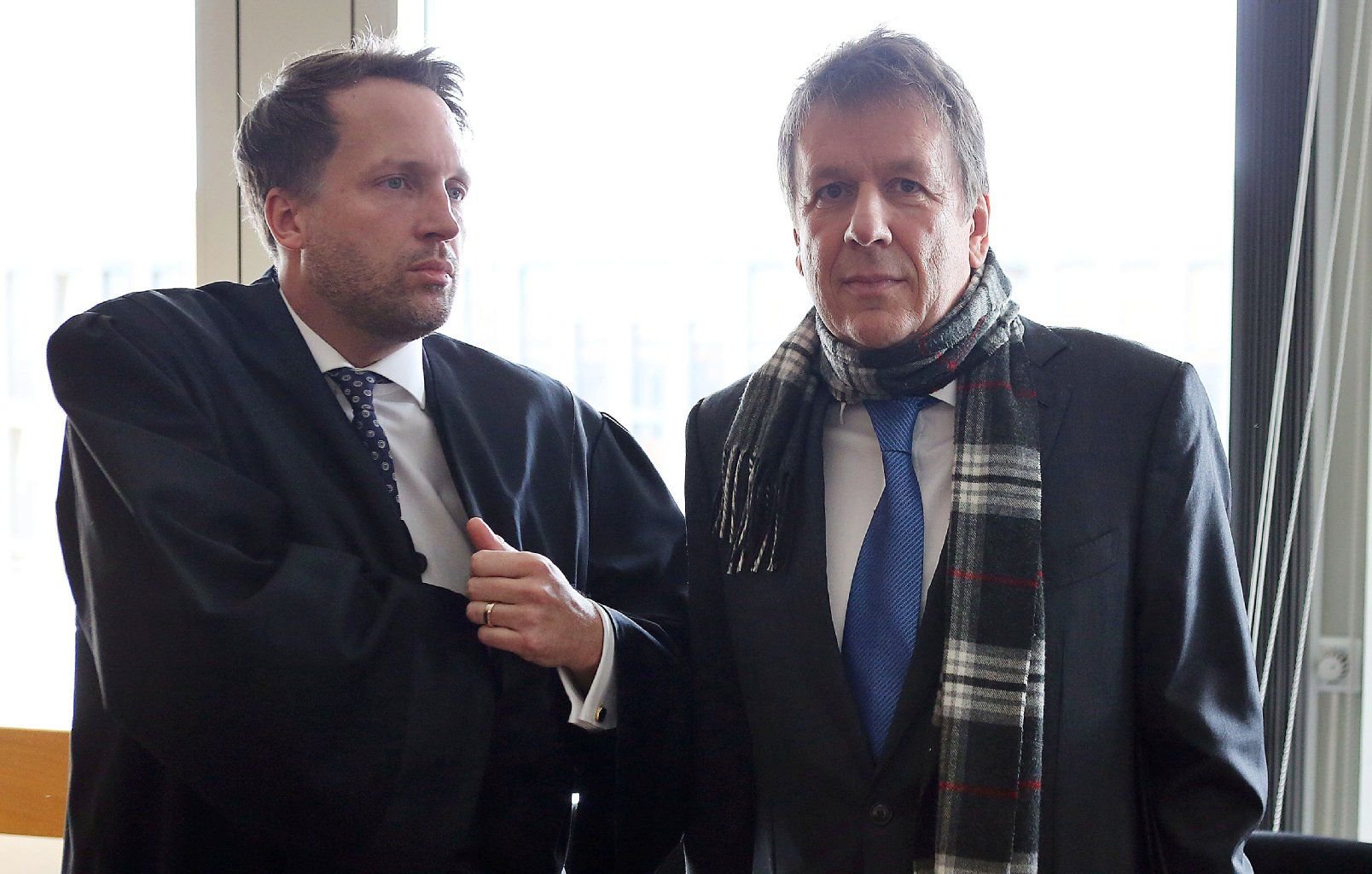 Jörg Kachelmann im Gerichtssaal des Landgerichts neben seinem Anwalt Ralf Höcker (l).