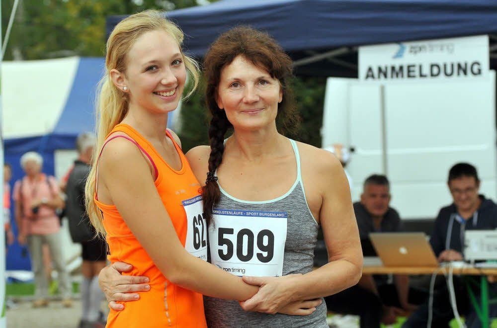 Tochter Lotti und Mutter Ilka Kaspar beim Halbmarathon in Profen. Beide schaffen in ihren Rennen den Sprung auf das Siegerpodest.