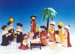 Weihnachtliches Kunsthandwerk: Viele Familien können sich das Fest nicht ohne Krippe vorstellen. Diese Figuren wurden im Erzgebirge gefertigt. (Foto: dpa)