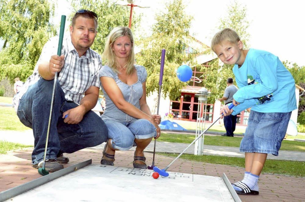 Der siebenjährige Vincent spielte gestern auf dem Gelände des Acamed Resort mit seinen Eltern Nicole und Marko Schmidt aus Quedlinburg auf der Minigolfanlage.