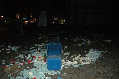 Der Markt in Wittenberg am Dienstag um Mitternacht: Die teilweise Vermummten warfen Bauzäune um, randalierten in Innenhöfen und versuchten, Müllcontainer in Brand zu setzen. (FOTO: BORIS CANJE)