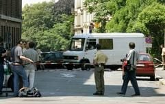 Der Eingangsbereich zur Polizeidirektion in der Innenstadt von Leipzig ist am Freitag (08.06.2007) abgesprerrt. Aus bisher unbekannten Gründen hat sich hier zuvor vor dem Gebäude der Polizeidirektion ein Polizist erschossen. Nach den Angaben brachte sich der 34-Jährige gegen 10.20 Uhr direkt auf der Straße um. Weitere Angaben zu dem Vorfall würden nicht gemacht, hieß es. (Foto: dpa)