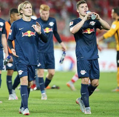 Emil Forsberg (l.) und Marcel Sabitzer spielen gegeneinander.