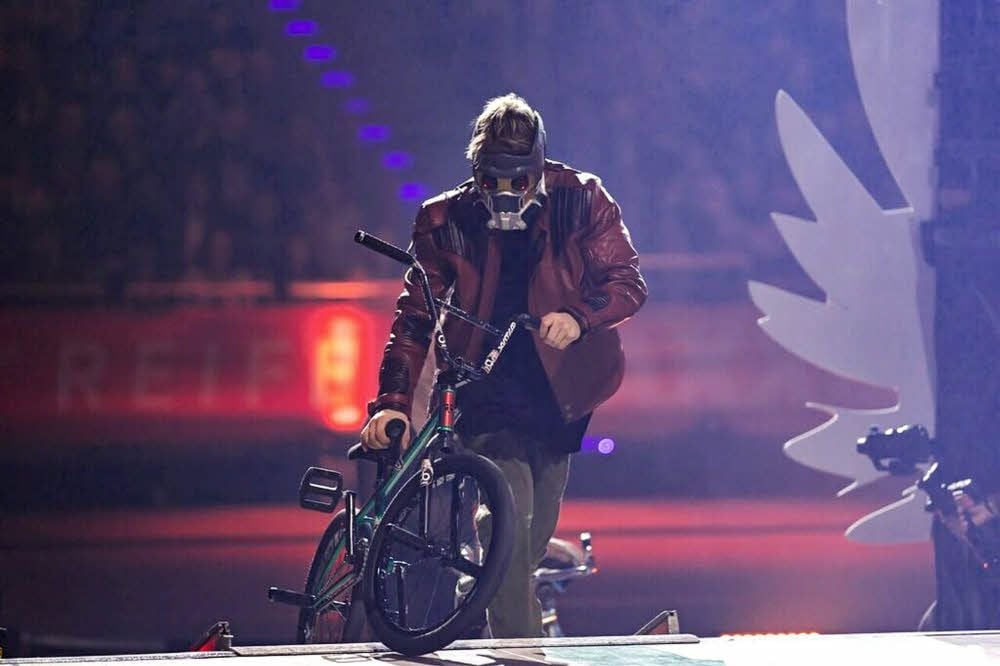 Mit des Star-Lords Lederjacke und Maske steigt Chris Böhm aufs Rad.