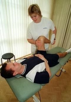 Eine Physiotherapeutin behandelt in einer Klinik einen Patienten. (Foto: MZ-Archiv)