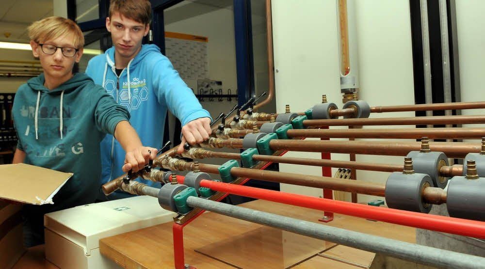 Beginn der Ausbildung für die Heizungsbauer und Instalateure also Klempner. Am ersten Tag wurden in der Zeitzer Berufsschule die Ausbildungsmappen übergeben. Maik Spörke und Phillip Simon begutachten eine Rohrverteilung.