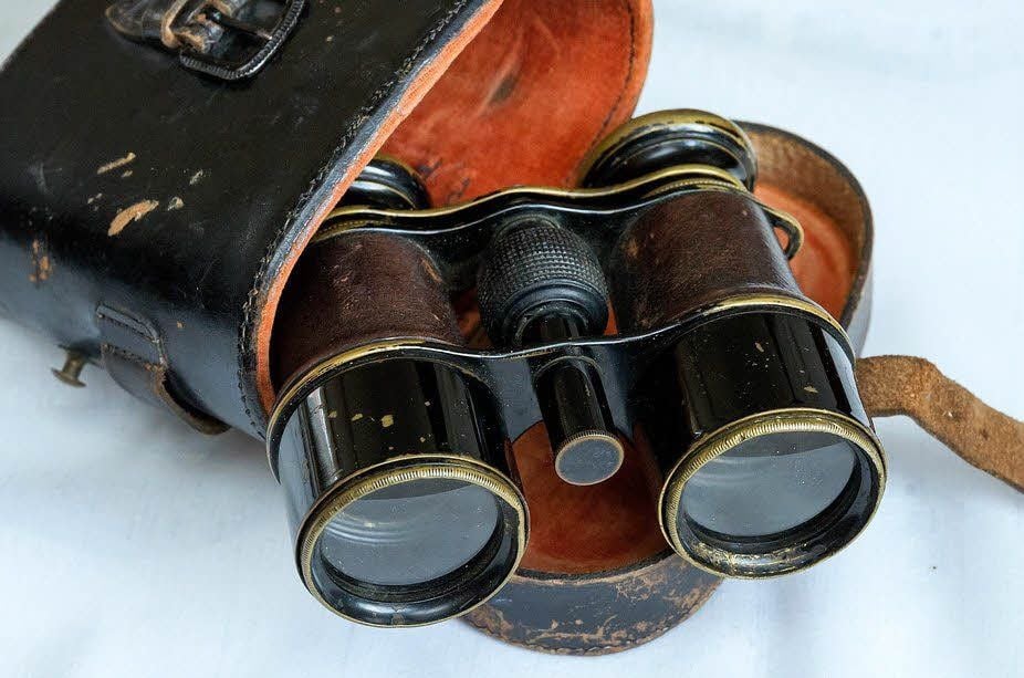 Martin Krüger aus Leuna (o.) hat viele Erinnerungsstücke seines Vaters (r.) aus dem Ersten Weltkrieg aufgehoben. Dazu zählen Feldpostkarten und ein altes Fernglas.