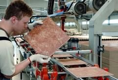 Der Mitarbeiter Marco Schuster überwacht die Produktion von Feinsteinplatten (Fliesen) im Feinsteinwerk Porcelaingres GmbH im brandenburgischen Vetschau (Foto vom 14.06.2005). (Foto: dpa)