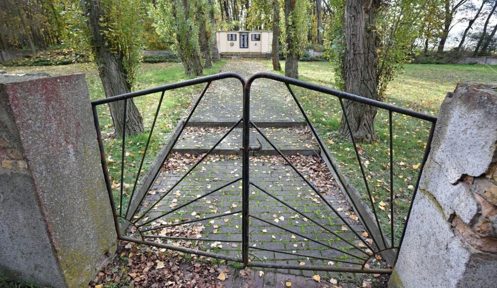 Der sowjetische Ehrenhain liegt versteckt in einem Wäldchen.