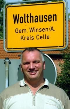 Der 40 Jahre alte Mario Wächtler, der am 2. September 1989 von der DDR-Seite der Ostsee auf die westdeutsche Seite geschwommen und damit wohl der letzte DDR-Flüchtling war, steht am Dienstag (24. August 2004) in seinem niedersächsischen Wohnort Wolthausen (Kreis Celle) (Foto: dpa)