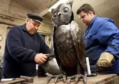Schmied Uwe Böttcher (l) arbeitet in seiner Werkstatt im mecklenburgischen Penzlin (Foto: dpa)
