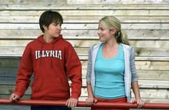 Olivia (Laura Ramsey, r) schaut im neuen Kinofilm «She's the man - Voll mein Typ» dem angeblichen Jungen Sebastian, alias Viola Hastings (Amanda Bynes, l) tief in die Augen (undatiertes Szenenfoto). (Foto: dpa)