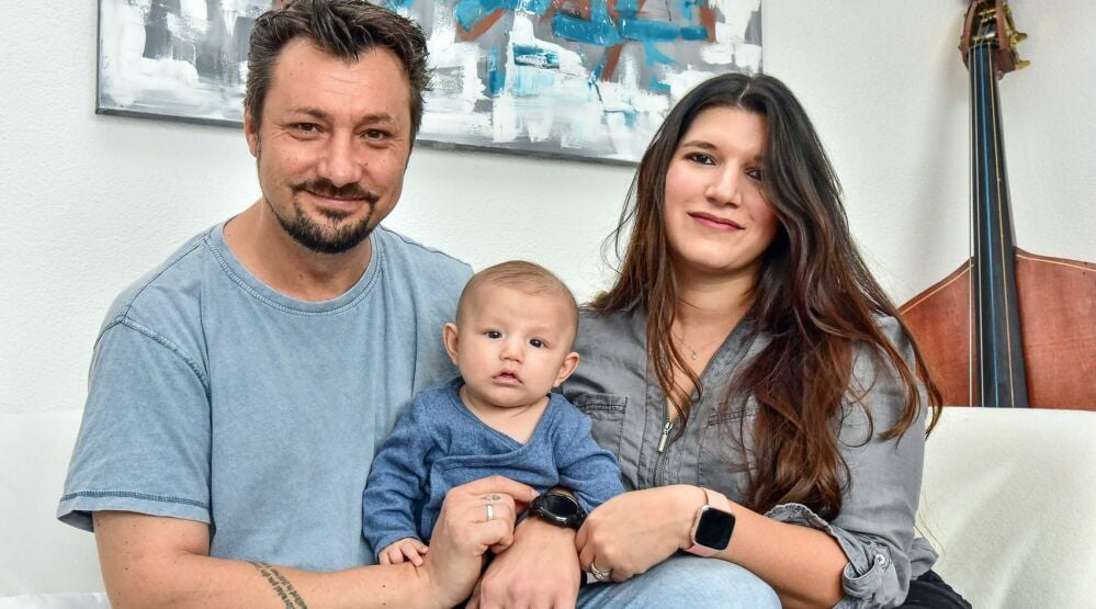 Eike Altenkrüger, Leandro und Andrea Erazo Altenkrüger in ihrer Wohnung in Dessau.