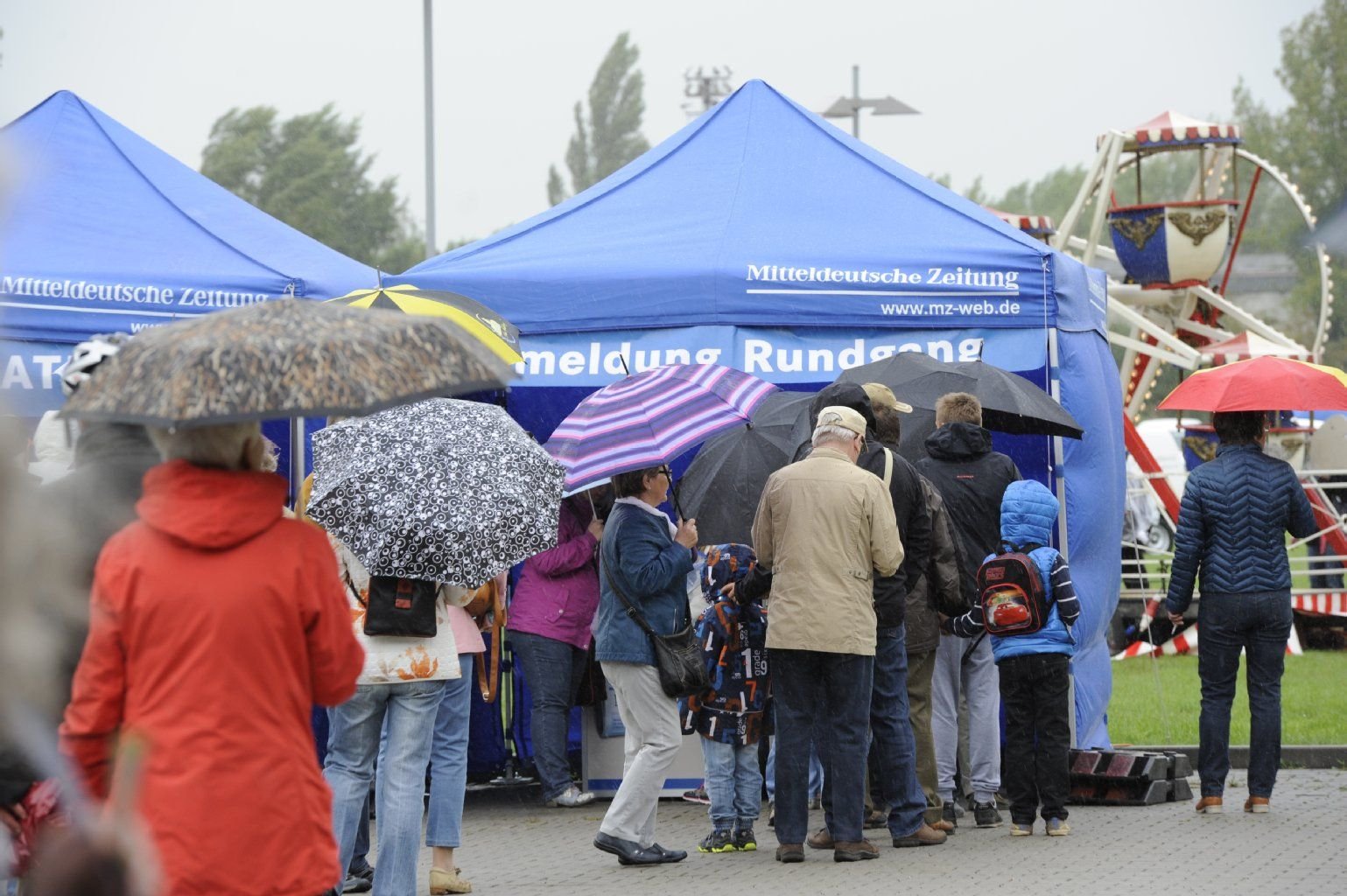 Die Besucher trotzten am Sonntagvormittag dem Regen.