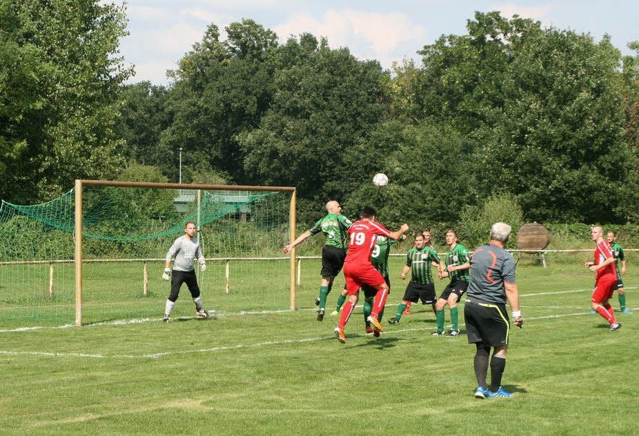 Mit viel Mühe und zwei Elfmetern gewann Vorwärts Dessau (in Rot) das Testspiel gegen Halle noch mit 3:1.