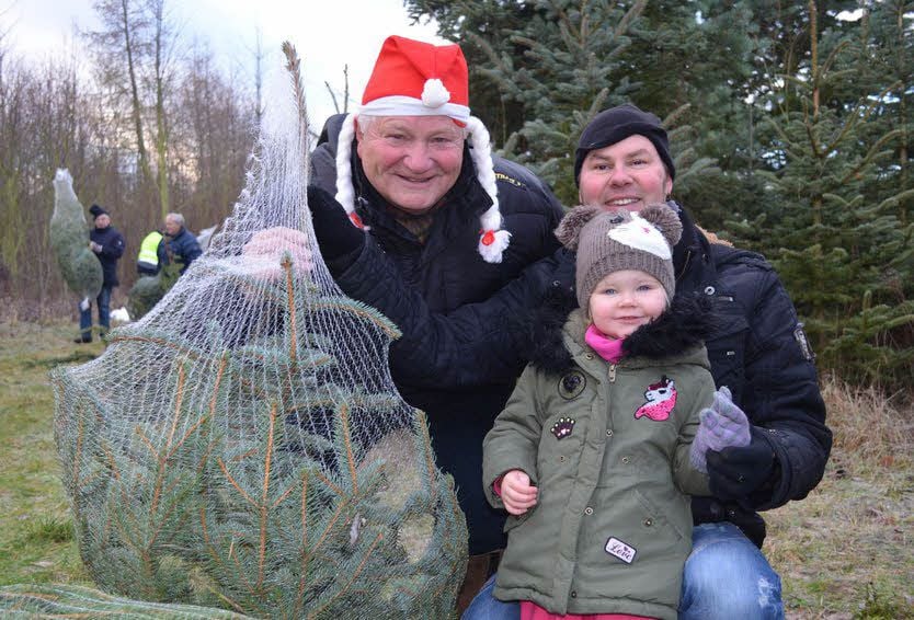 Carl-Stefan Wentzel schenkte Nele einen Baum. Vater Andy Vaupel freute sich.