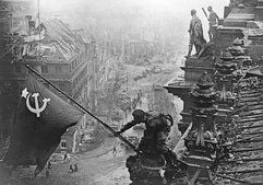 Der Rotarmist Michail Minin ließ wenige Tage vorder Kapitulation der Deutschen die rote Fahne auf dem Dach desReichstages wehen. (Foto: Archiv)