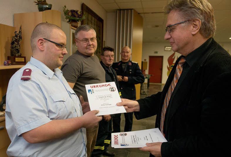 Auszeichnung für langjährige Mitarbeit bei der Feuerwehr: Hier übergibt Bürgermeister Klaus Wycisk (r.) Andy Dollinger die Urkunde.