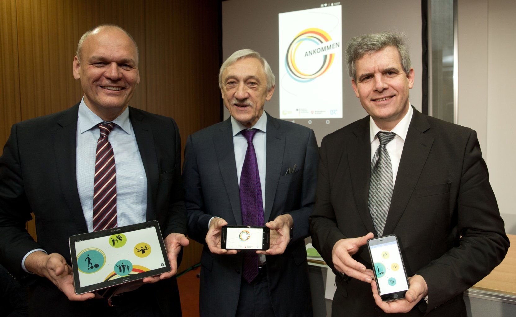 Johannes Ebert (l.), Heinrich Alt (m.) und Michael Griesbeck (r.) präsentieren die App