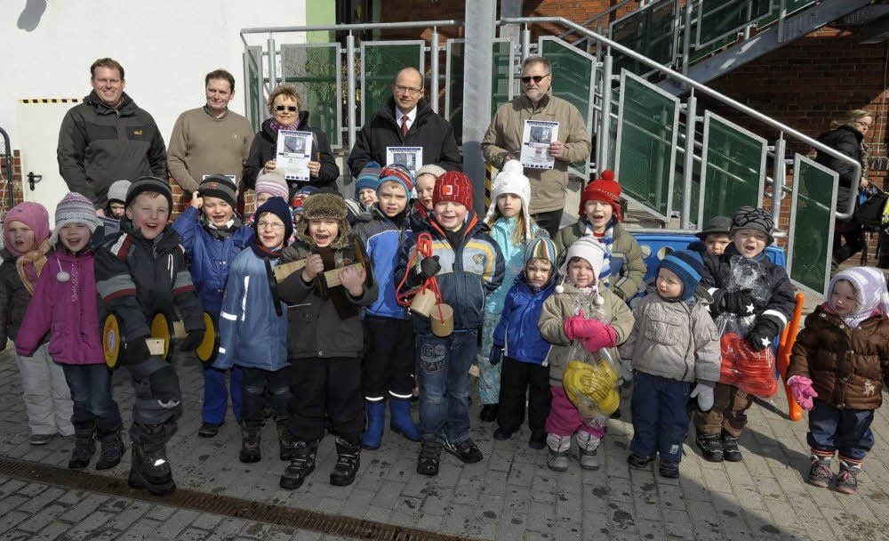 Sponsoren und die Sausewind-Kinder freuten sich am Dienstag über das Spielzeug im Spielmobil.