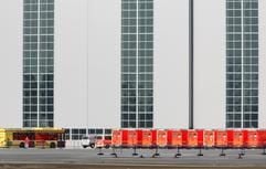 Zahlreiche Krankenwagen stehen am Sonntag (26.03.2006) vor der Halle auf dem Airbus-Gelände in Hamburg-Finkenwerder, wo der erste A380-Evakuierungstest stattfand.