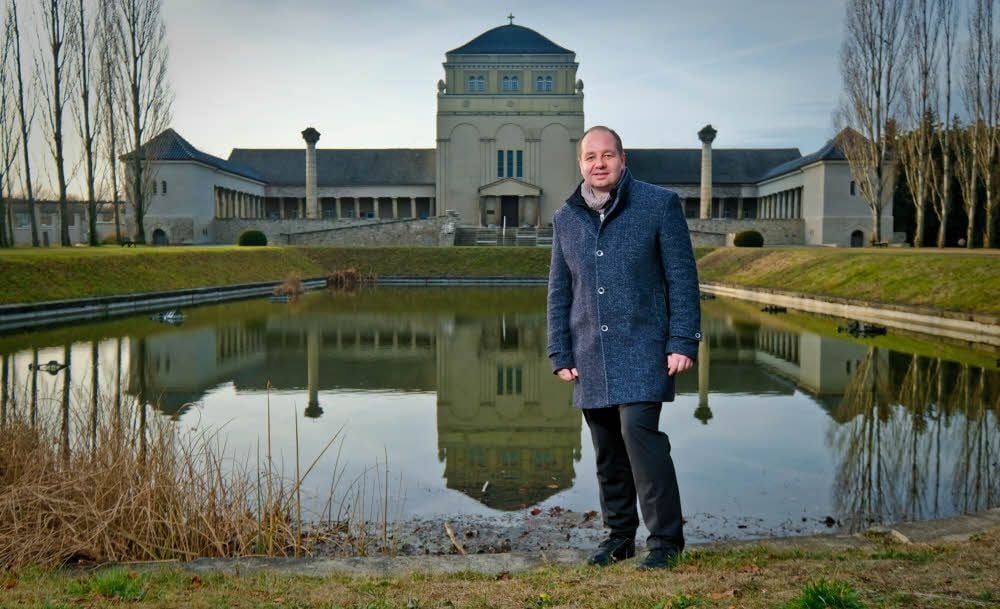 Baudezernent René Rebenstorf betrachtet die beeindruckende Architektur des Gertraudenfriedhofs.