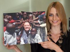 Model Eva Padberg hält ein dpa-Bild, das sie bei einer Reise als Unicef-Patin in Ruanda zeigt. (Foto: dpa)