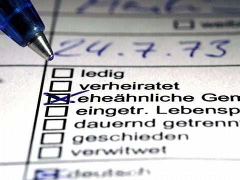 Ein Arbeitsloser füllt einen Antrag auf Arbeitslosengeld II aus, das umgangssprachlich oft «Hartz IV» genannt wird.