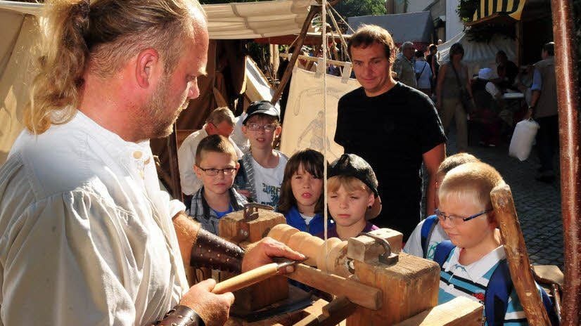 Kinder werden mit der Lebensweise im Mittelalter vertraut gemacht.