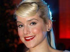 Schauspielerin und Sängerin Jeanette Biedermann will mit einer Hauptrolle in einer Märchen-Parodie ihr komisches Talent beweisen. (Foto: dpa)