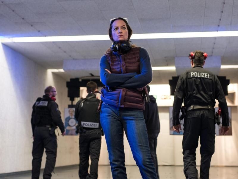 Beim Schießtraining beweist Jana (Natalia Wörner) ihre Treffsicherheit. Foto: ZDF/Marion von der Mehden