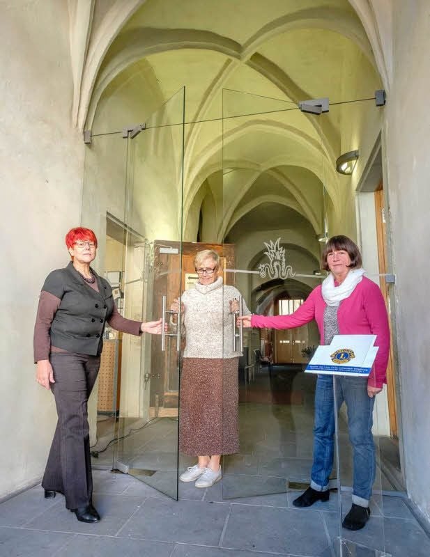 Marlis Schmidt, Erika Behrendt und Eva Löber (von links) an der neuen Zwischentür aus Glas am Cranach-Haus in Wittenberg.