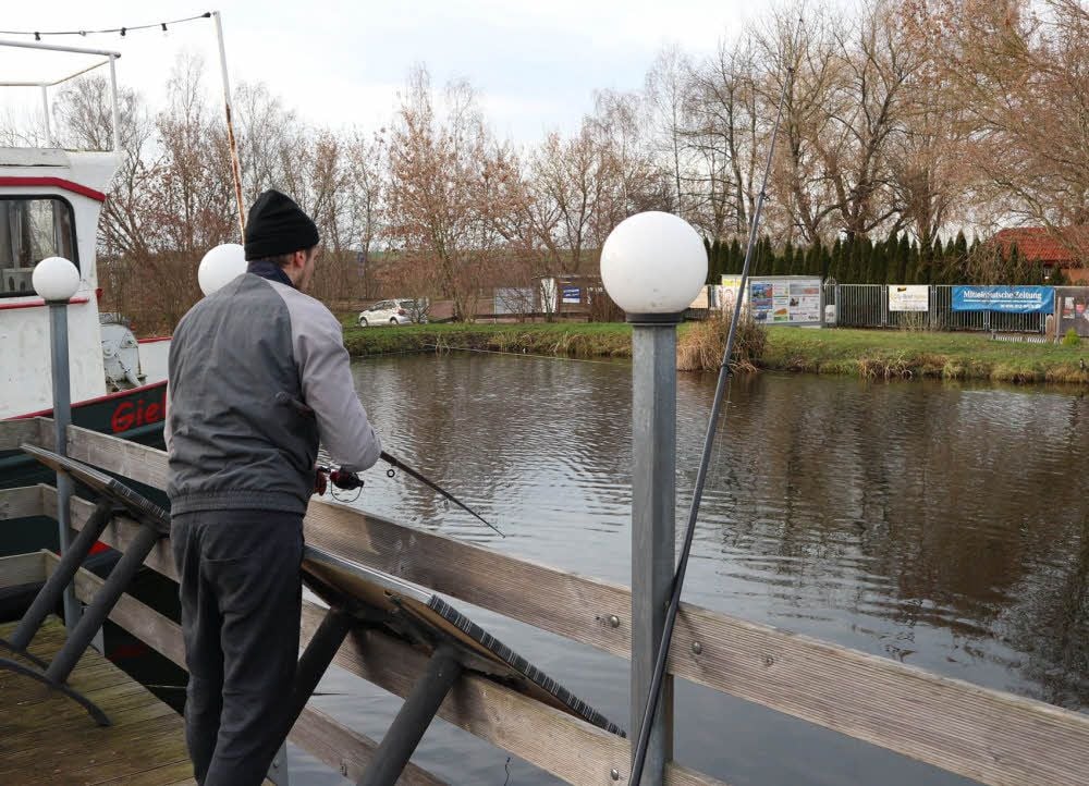 Angler Sebastian Aßmann hofft auf den dicken Fang für Silvester.