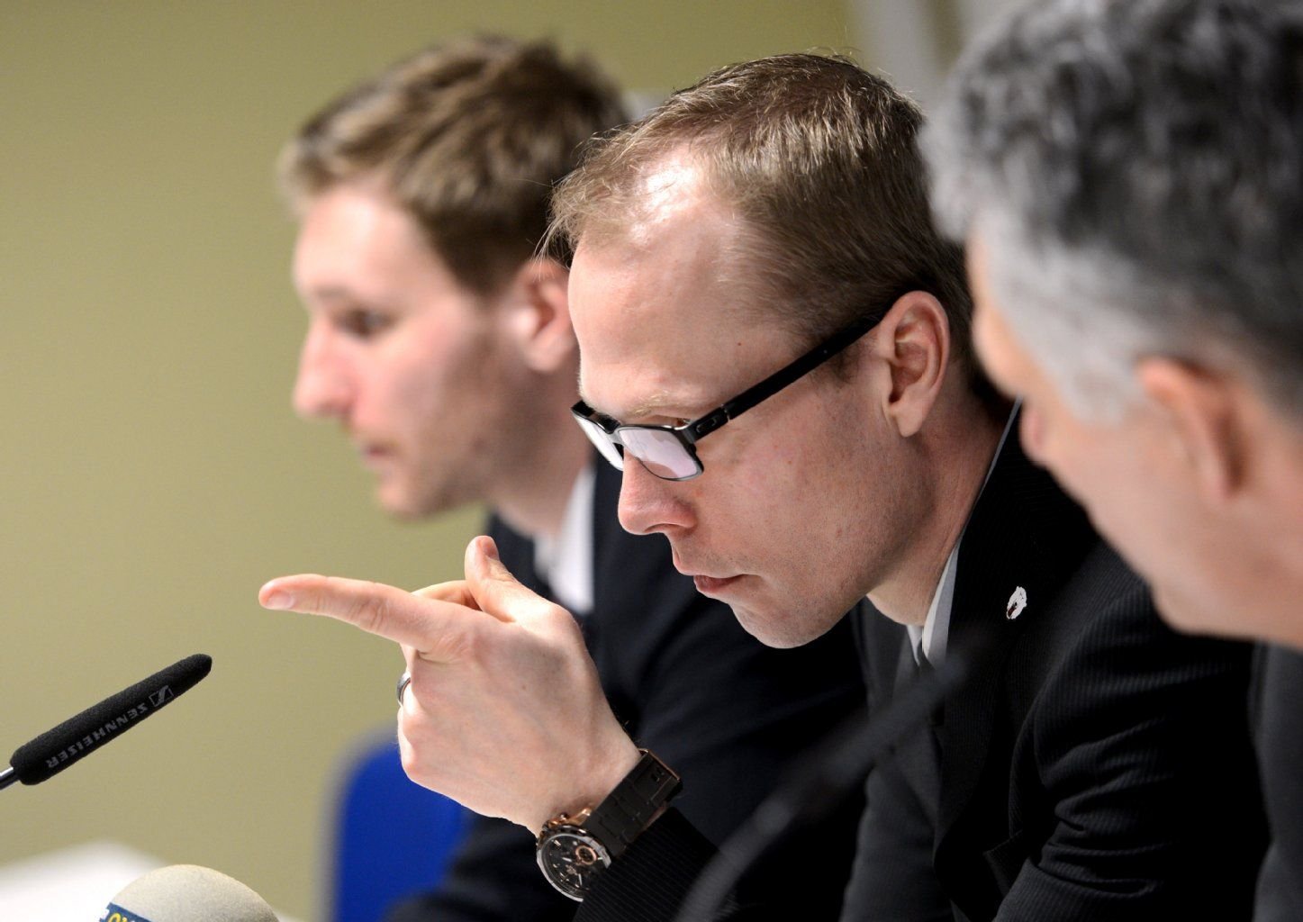 Andre Rankel (l-r), Kapitän der Eisbären Berlin, der Eishockeyspieler Stefan Ustorf und Eisbären- Geschäftsführer Peter John Lee beantworten am 07.03.2013 in Berlin auf einer Pressekonferenz Fragen von Journalisten. Stefan Ustorf hat nach einer Verletzung seinen Rücktritt erklärt.