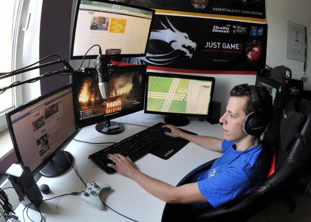 Denny Rimpl an seinem Arbeitsplatz in seiner Wohnung. Eine Kamera überträgt ins Internet, was und wie der Hallenser gerade am Computer spielt. Auch der Polizeieinsatz sollte auf diesem Weg übertragen werden.