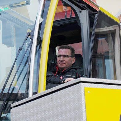 Kranführer Schulze ist konzentriert.