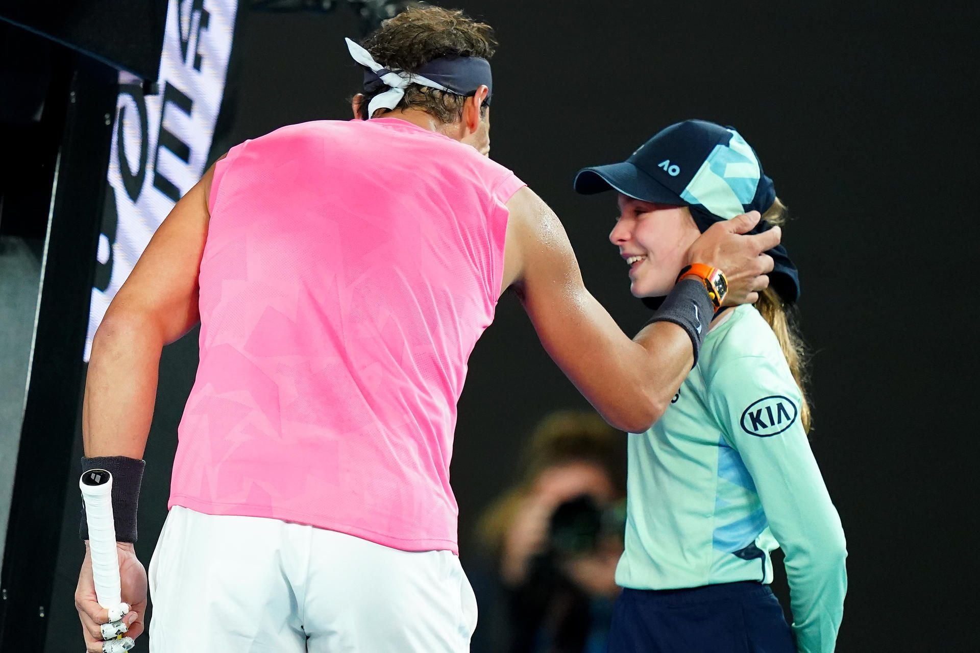 Tennis-Star Rafael Nadal kümmert sich rührend um ein Ballmädchen bei den Australian Open in Melbourne.