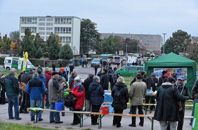 Zum bunten Picknick gegen den Naziaufmarsch kamen rund 160 Dessau-Roßlauer an der künftigen Flüchtlingsunterkunft zusammen.