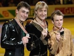 Der neue Eiskunstlauf-Weltmeister, der Russe Evgeni Pluschenko (M.), der Silbermedaillengewinner, Brian Joubert (Frankreich, l.) und der Bronzemedaillengewinner Stefan Lindemann aus Deutschland, stehen am Donnerstag (25.03.04) nach der Siegerehrung der Eiskunstlauf Weltmeisterschaften in der Dortmunder Westfalenhalle auf dem Podest. (Foto: ddp)