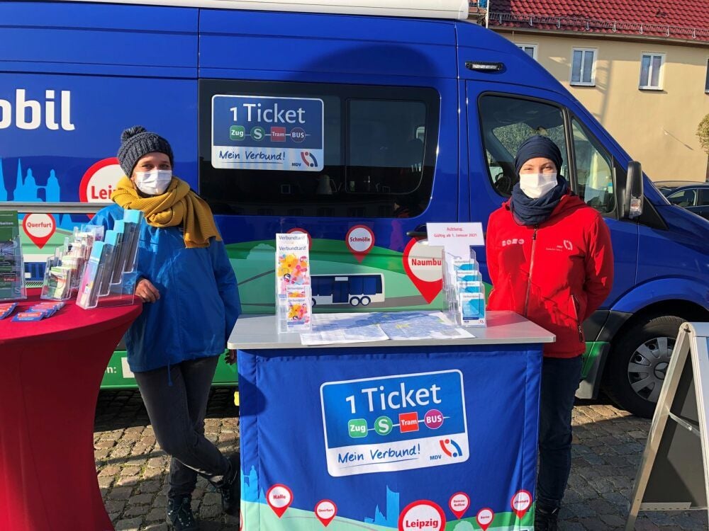 Katrin Schneider (l.) und Nora Barchfeld waren mit dem MDV-Mobil auf dem Markt in Jessen, um über den Verkehrsverbund zu informieren.