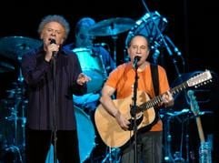 Das amerikanische Popduo «Simon & Garfunkel» - die Musiker Paul Simon (r) und Art Garfunkel - während eines Konzerts in Köln (Archivfoto vom 20.07.2004). (Foto: dpa)