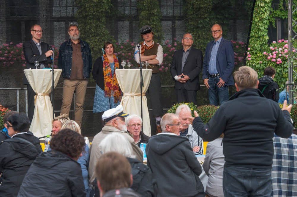 Andreas Löbel von der Lebenshilfe befragt die Experten auf dem Podium (von rechts): Thomas Malnati, Leiter des Fachbereichs Bau bei der Stadt Quedlinburg. Oberbürgermeister Frank Ruch, Oliver Schlegel, Chef der Unteren Denkmalschutzbehörde, Stadträtin Susan Sziborra-Seidlitz und Klaus-Dieter Plate vom Sanierungsträger Baubecon. Moderiert wurde die Diskussion von MZ-Redakteur Ingo Kugenbuch.