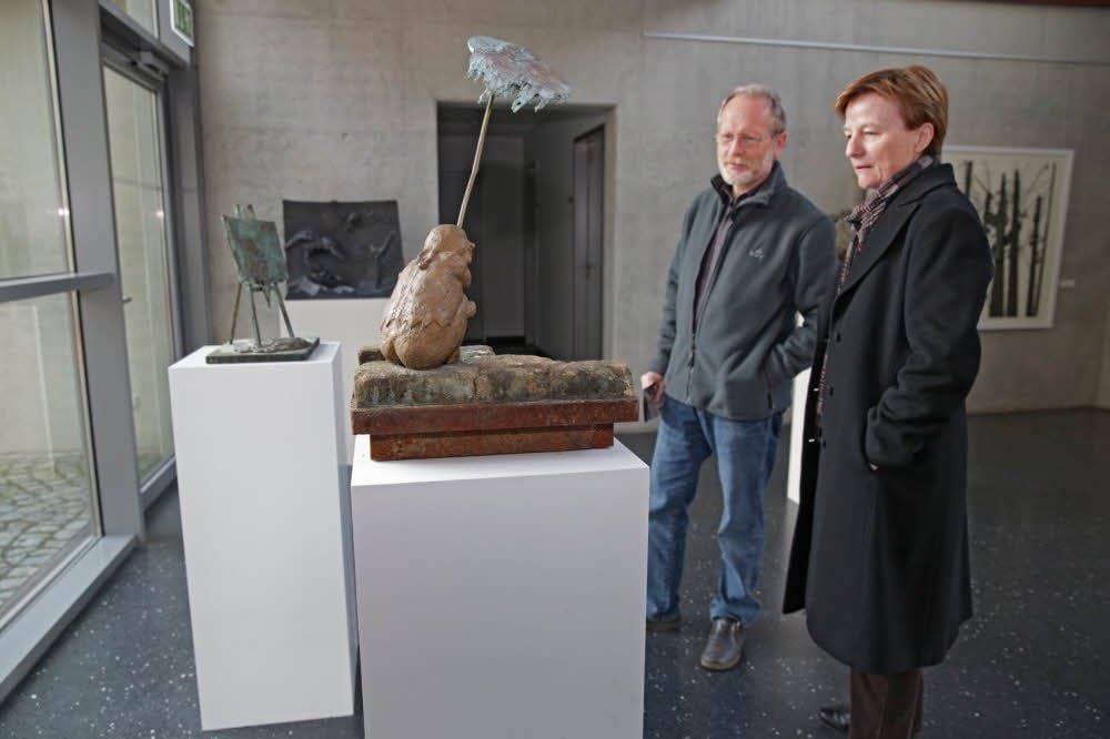 Ein Ehepaar aus Leipzig schaut sich die Arbeiten von Erik Seidel an, die noch bis zum 15. Januar in der Willi-Sitte-Galerie gezeigt werden.