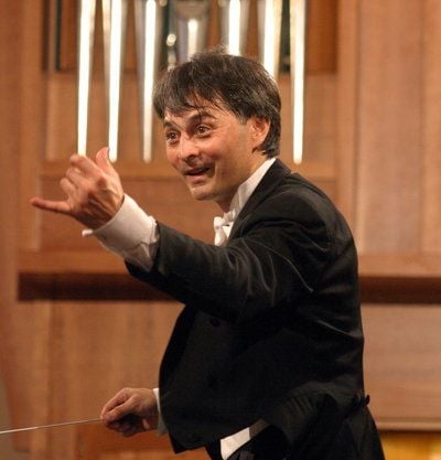 Jun Märkl dirigiert das Sinfonieorchester des Mitteldeutschen Rundfunks aus Leipzig im Dom in Königsberg, dem heutigen Kaliningrad. (FOTO: DPA)